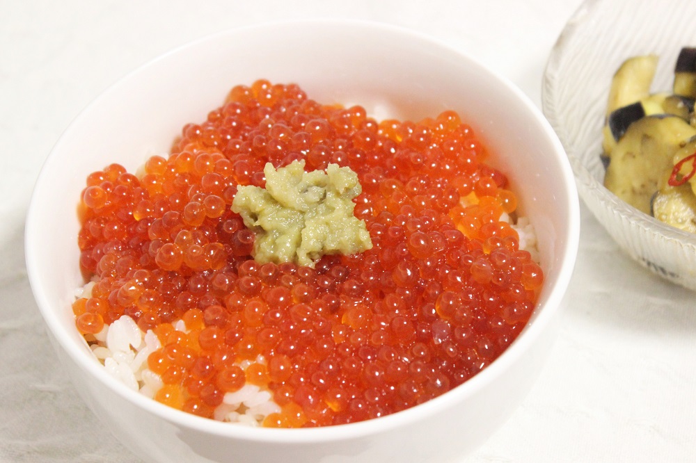 【 #晩ごはん 】

・いくら丼（ごはんはもち麦入り）
・なすの漬け物

甲羅組さん <a href="/kouragumi/">🦀越前かに職人 甲羅組【公式】🦀11月6日 越前がに 解禁✨</a> のところで購入したいくらをたっぷり乗せて、いくら丼((( *´▽`*)))
幸せの極み////

なすの漬け物は塩、本だし、鷹の爪で漬けたものです♪

#飯テロ　#料理好きな人と繋がりたい