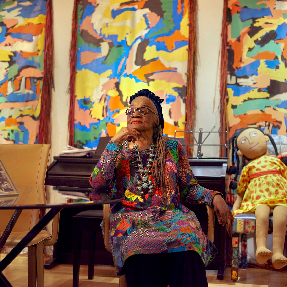 Hello world! It's our last day of  @MuseumBuddy  But we're going out with a bang! Today we're looking at two current artists who combine print and textile (as well as photography, painting, and sculpture). We're looking at Faith Ringgold and Bisa Butler!! (1/17)