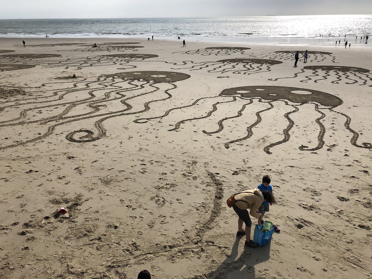 gkfrancis's tweet photo. Bloody love #folkestone - scene from Sunny Sands on a sunny Sunday. https://t.co/ak9WwT1Ev9