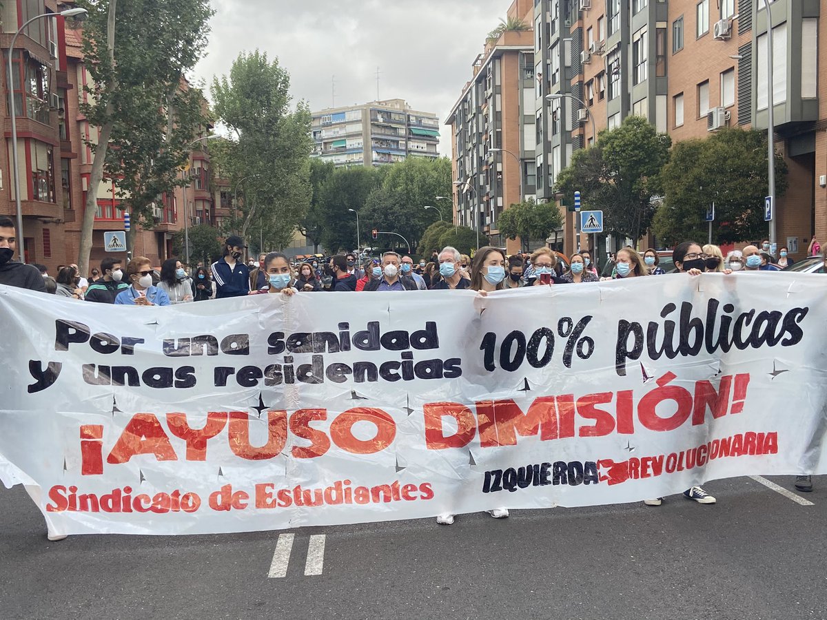 📸Vecinos y vecinas de Carabanchel, de Usera, Latina, Villaverde bajo, Villaverde alto y Villa de Vallecas se movilizan para exigir medidas eficaces contra el virus y justas. 

Basta de estigmatizar el sur mientras se maltrata, se recortan sus servicios públicos y se abandona.