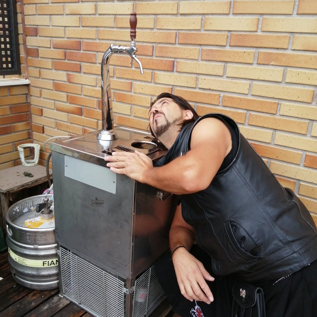 Chunguy10's tweet photo. @CabaleirosFerro #afaltadereunion busco cerveza desesperadamente https://t.co/nLUtJIwAJQ