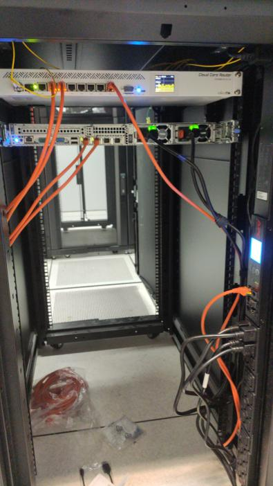 Hosterfy's tweet image. Petit update avec le câble management😂

Migration vers le nouveau datacenter situé à Vélizy (Paris). Merci à @dc2scale pour leur accueil et leur professionnalisme ! 

Nous avons commencé à installer notre baie, un nouveau départ pour Hosterfy.

#vps #hebergeur #minecraft #pvp