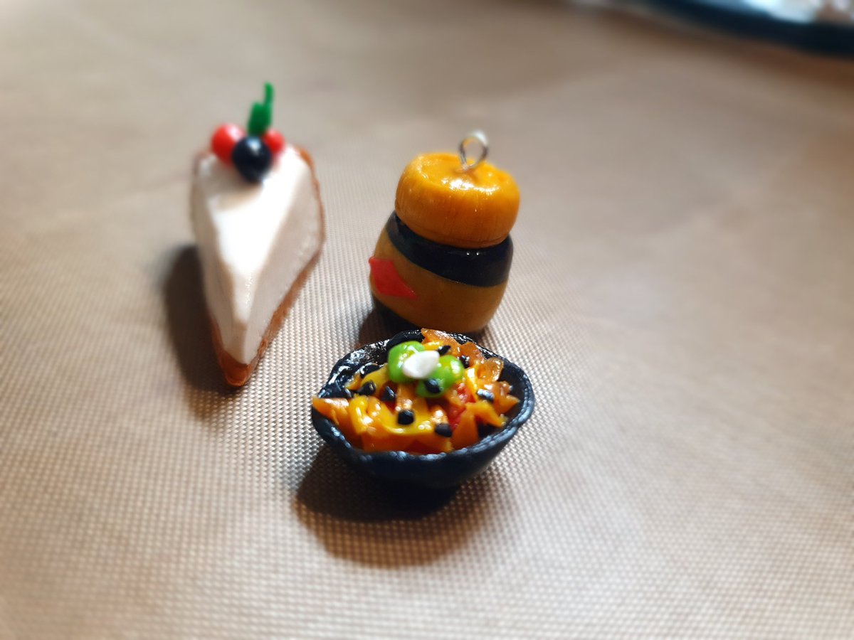Profound_Rice's tweet image. I made chat's favourite food for @nia_shimon8's #clayparty #niashiclayparty!!! Made cheesecake, nachos and vegemite!!! It was super funnn ❤❤