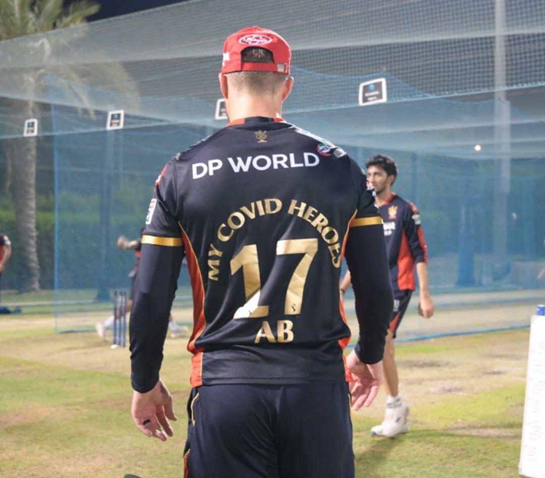 ImTanujSingh's tweet photo. Virat Kohli and Ab De Villiers and All RCB players practicing wearing match jerseys❤️✌️.!! This picture in the yesterday Nets practice sessions.!! @imVkohli #RCB https://t.co/crGo4or7dH