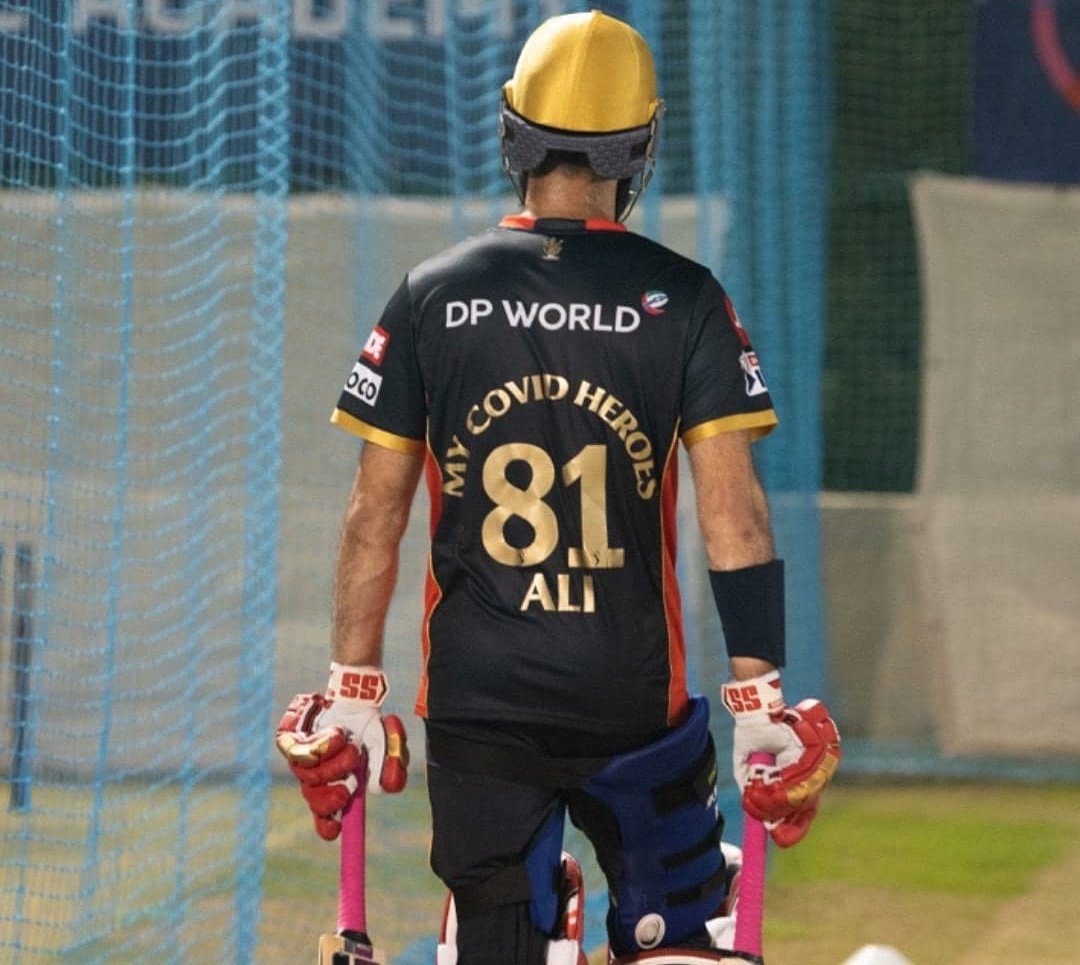 ImTanujSingh's tweet photo. Virat Kohli and Ab De Villiers and All RCB players practicing wearing match jerseys❤️✌️.!! This picture in the yesterday Nets practice sessions.!! @imVkohli #RCB https://t.co/crGo4or7dH