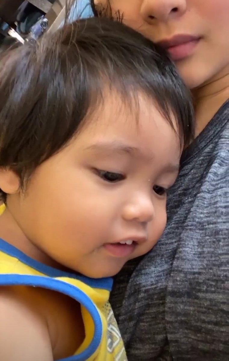 IsabelCruzRoja's tweet photo. [Habang nagpapahinga mula sa pag yoga nag check ng email. Sa pagkaupo sa sofa biglang naglalambing na lumapit si @antnluna] 

Okay. No work na po [sinara ang emails; binuksan ang camera ng phone nag video kasama ang anak] smile nga 'nak.

[natawa sa pangiti ng anak sa camera] https://t.co/Qejomm25za