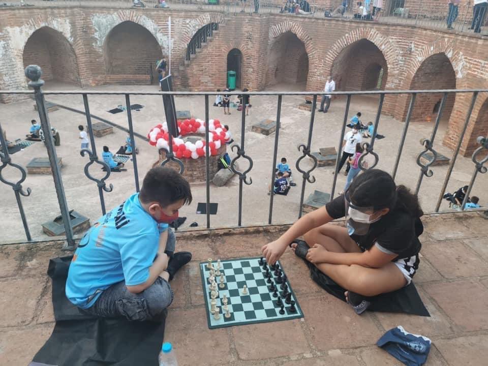 KAYMAKAM ÜRKMEZER “SOKAKTA SATRANÇ VAR” ETKİNLİĞİNE KATILDI

Alanya Kaymakamı Dr Fatih Ürkmezer Alanya’nın tarihi ve turistik merkezi Kızılkule’de gerçekleştirilen “Sokakta Satranç Var” etkinliğine katıldı. #Alanya #satranç <a href="/gencliksporbak/">Gençlik ve Spor Bakanlığı 🇹🇷</a> <a href="/furkmezer/">Dr Fatih Ürkmezer</a> <a href="/GSB_AlanyaGM/">Alanya Gençlik Merkezi</a>