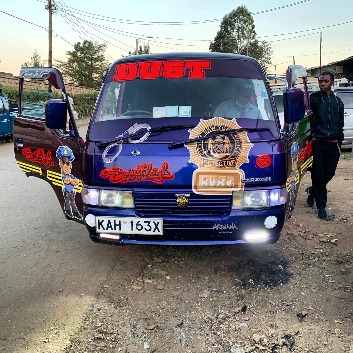 MatwanaCulture's tweet photo. ๐ DUST : NYPD Representinโ Outering Rd/Cabanas #SourceEntertainment
#Matatu #LongLiveTheMatatuCulture
#MatwanaMatatuCulture https://t.co/1yiz4DS0Ne https://t.co/lFpKYojVhg