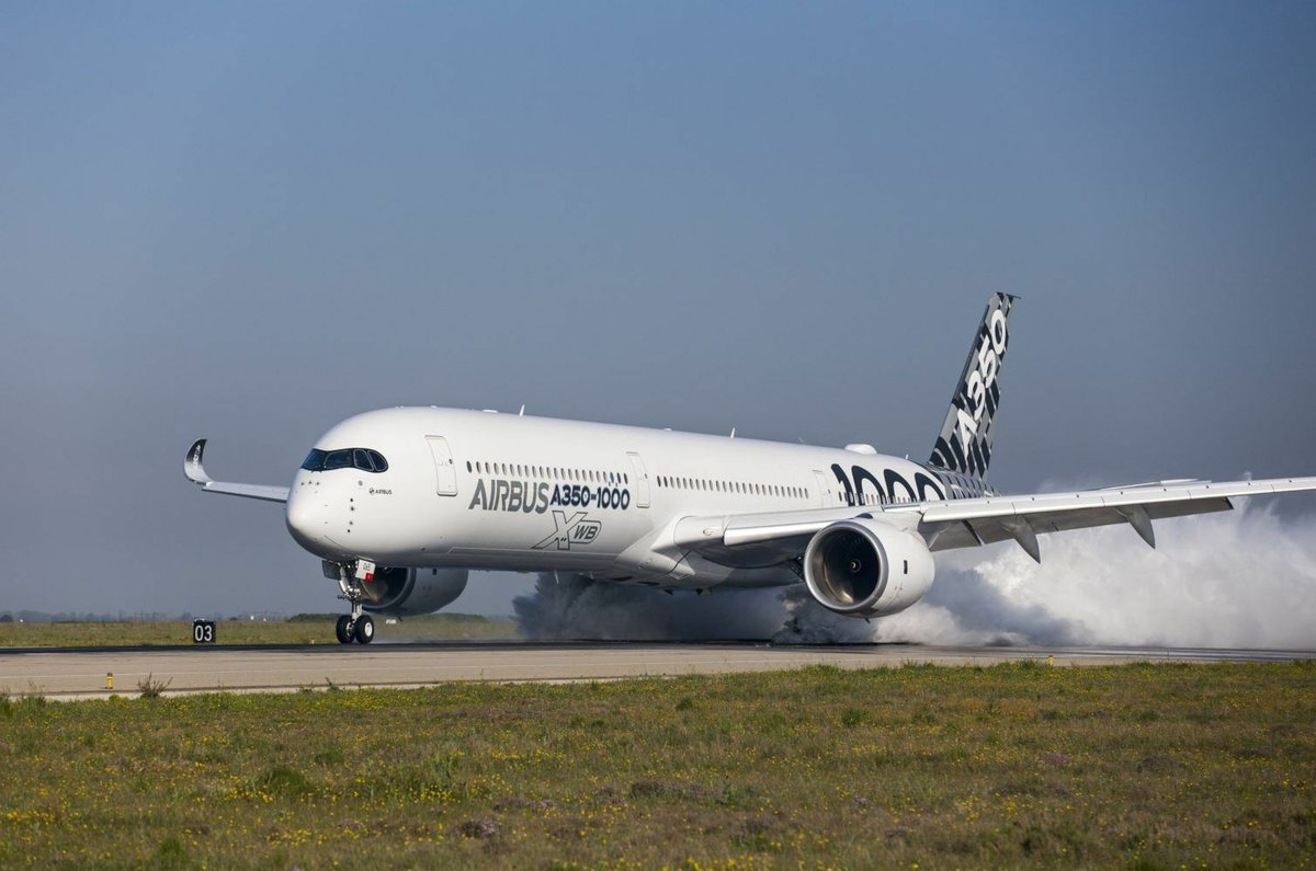 Runway8L's tweet photo. Smokin' 🤤🤤🤤 Who else loves the A350? #avgeek #a350 https://t.co/aOkUALt70i
