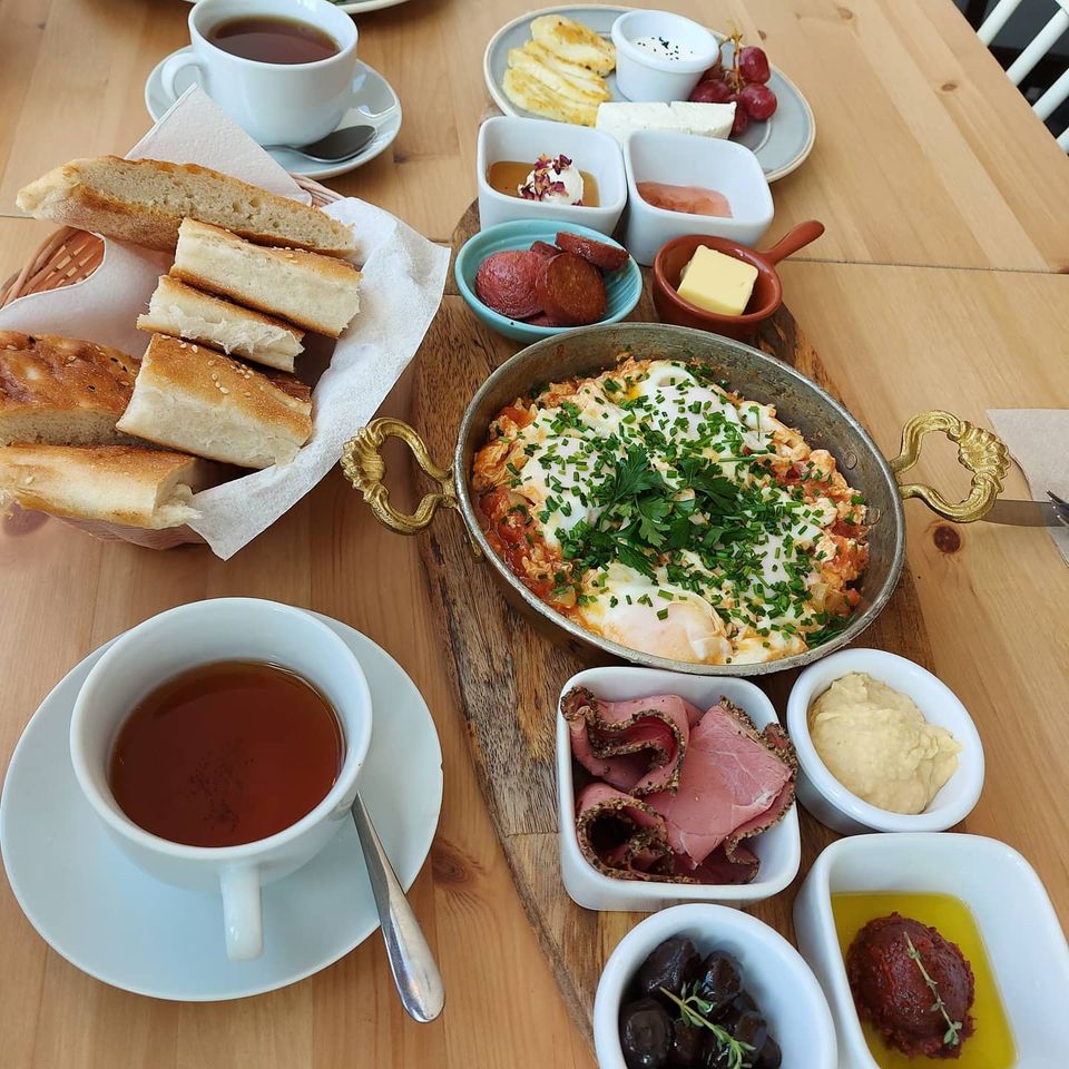 longa café tweet media