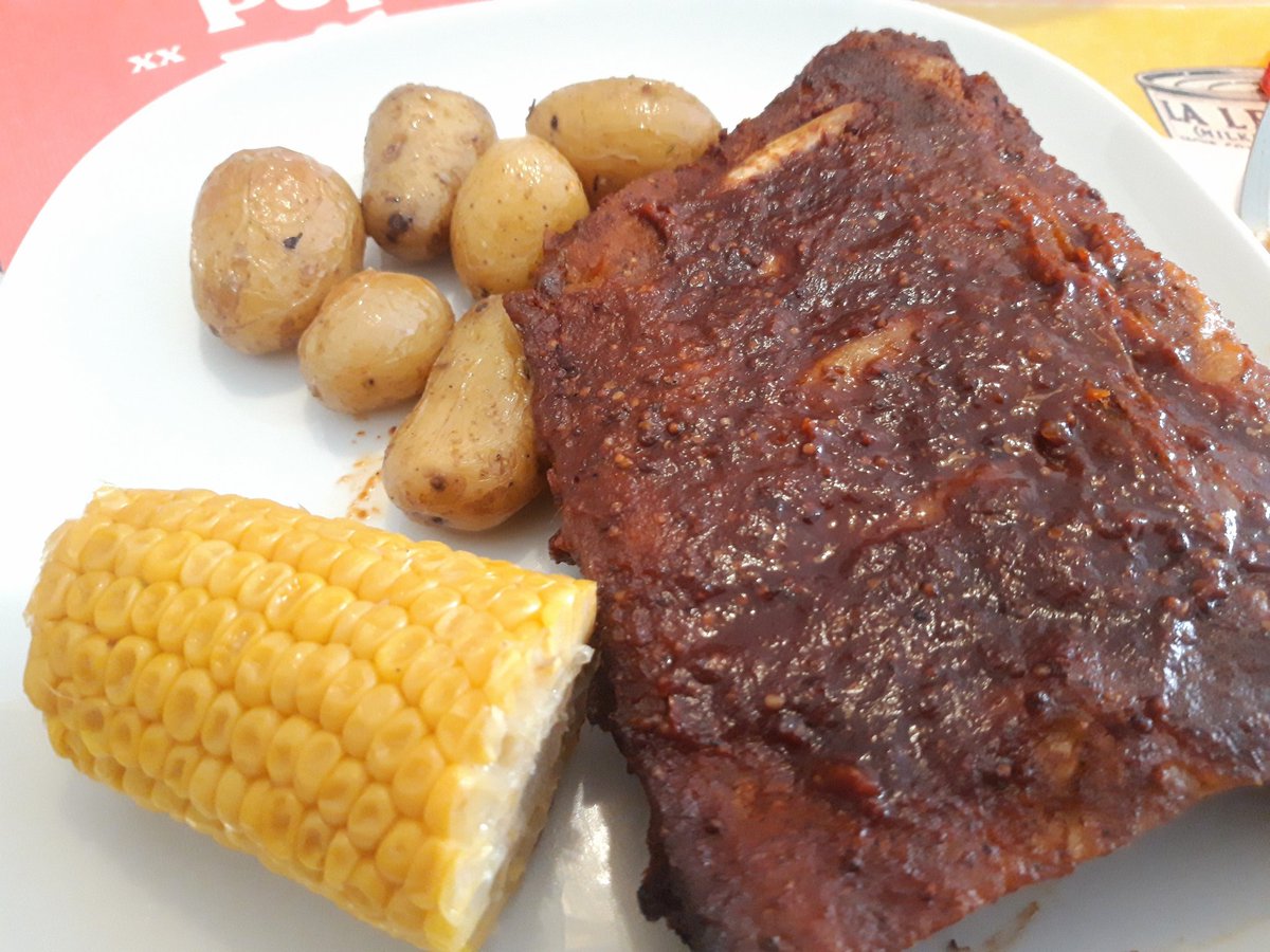 Caro_Regueira's tweet photo. Por aquí no os lo había dicho. Este finde #PepaRibs me ha invitado a probar su comida a domicilio de "hornoterapia". 🥩Si os gusta la carne y la salsa barbacoa lo vais a flipar.🤤
Desde mañana podéis hacer reservas en su web➡️https://t.co/v1pEZ9xj7J #ComidaParaCompartir https://t.co/1sbDaTjkCG