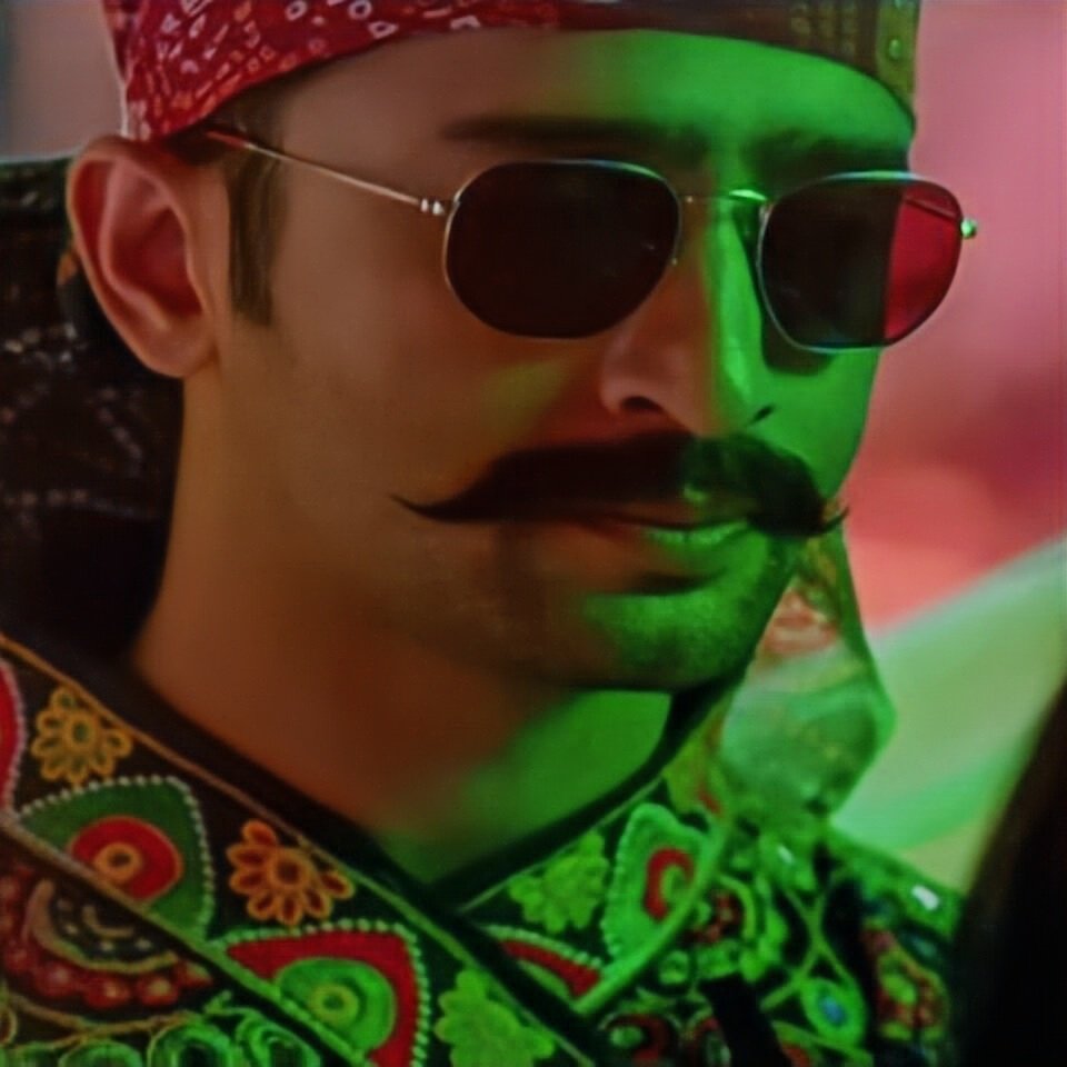 Then,He stood for his love, which was worth to watch for Us. In that sequences, we had seen  @Shaheer_S 's versatile performances back to back.. When he was in his disguise looks  #ShaheerSheikh  #ShaheerAsAbir