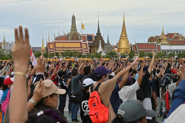 Di Thailand sedang berlaku protes besar-besaran membantah kerajaan tentera pimpinan Prayut Chan-o-cha.Thailand tak asing dengan protes anti-kerajaan. Apa yang 'asing' kali ini ialah permintaan memperbaharui/memansuhkan sistem raja.