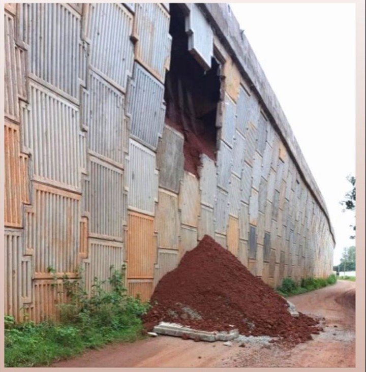 Hubballipadost's tweet photo. ಯಾವ ಭರವಸೆ ಇಟಗೊಂಡ್ ನಾವ್ ಈ ಪ್ಲೈ ಓವರ್ ಹತ್ತಬೇಕ್???  ಕಳಪೆ ಕಾಮಗಾರಿ 🙄🙄🙄
Place:- ನವಲೂರು ಬ್ರಿಜ್
@JoshiPralhad @JagadishShettar 
@HubballiTimes @HubliCityeGroup @Hubli_Infra @HdmcHubliDwd @BSYBJP https://t.co/4V0HWy9Imd