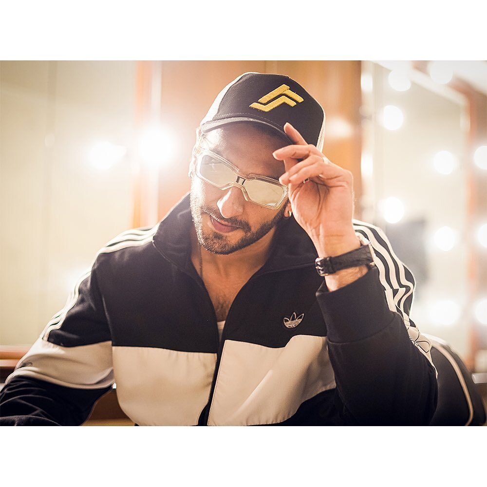 UrbanAsian's tweet image. Baba looks all set to fire up your feed....😍❤️
@RanveerOfficial looking super cool.
.
.
.
.
.
.
.
.
.
#ranveersingh 
#handsomehunk #funkstyle #bollywood #southasian #urbanasian