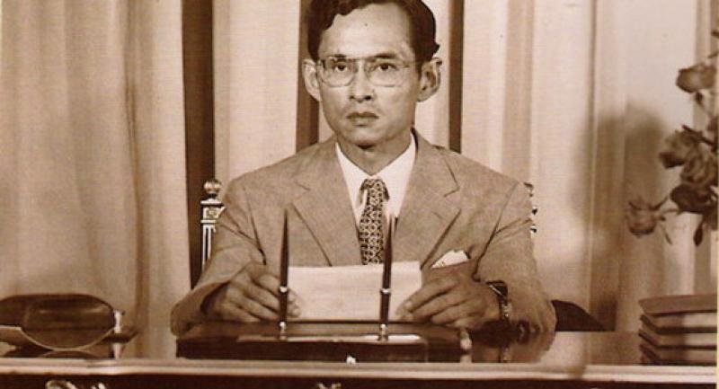 Bhumibol pun bukan sekadar jadi boneka tentera. Dia mengembangkan 'Crown Property Bureau' dengan menjadi pelabur dalam syarikat-syarikat utama Thailand, mengumpul berbilion-bilin asset dan menjalin hubungan dengan pemilik syarikat.