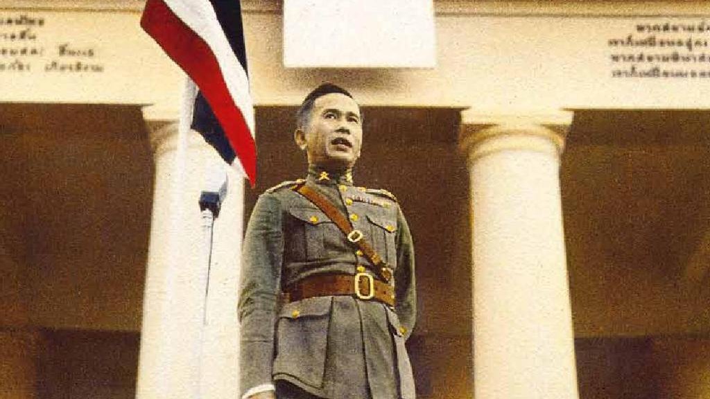 Dan pada tahap awal, tentera sangat anti-raja. Pemimpin tentera seperti Plaek Phibunsongkram yang jadi PM dari tahun 1938-1944 dan 1948-1957 hampir-hampir nak mansuhkan raja (jangan pelik dengan namanya sebab 'plaek' memang bermaksud 'pelik').