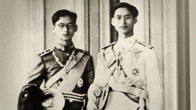 Tapi keadaan berubah dengan pertabalan Bhumibol pada tahun 1946.Bhumibol menggantikan abangnya Anand Mahidol yang mangkat pada usia 20 tahun dalam keadaan misteri (ditemui mati ditembak pistol, tapi pembunuh tak dapat dikenalpasti).