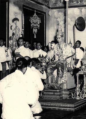 Pada tahun 1957, Sarit melancarkan kudeta gulingkan Phibulsongkram. Untuk mengabsahkan kuasanya sebagai PM, Sarit mempergunakan Bhumibol. Sarit menggubal undang-undang lèse majesté yang melarang raja dikritik, dan mempromote imej Bhumibol sebagai 'dharmaraja'.