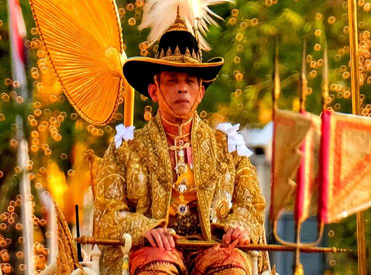 Selepas Bhumibol mangkat, Vajiralongkorn ditabalkan sebagai Rama X. Namun Vajiralongkorn pun tak nampak ada usaha untuk mempertahankan legasi ayahandanya.