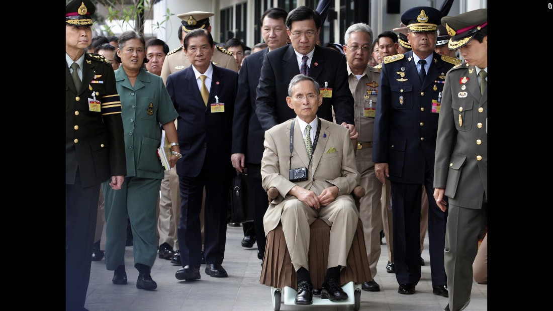 Maka terbentuklah segi tiga raja-tentera-kapitalis yang mendominasi politik Thailand sehingga kebangkitan demokrat-populis seperti Thaksin.