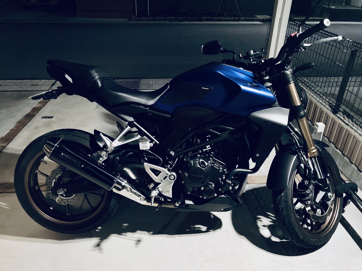 Ryo371088's tweet photo. 洗車と合わせてコーティングをしてるんですが、半艶っぽくなったマットブルーもまたカッコいいんだなぁ
#CB250R https://t.co/acsEXmBmsE
