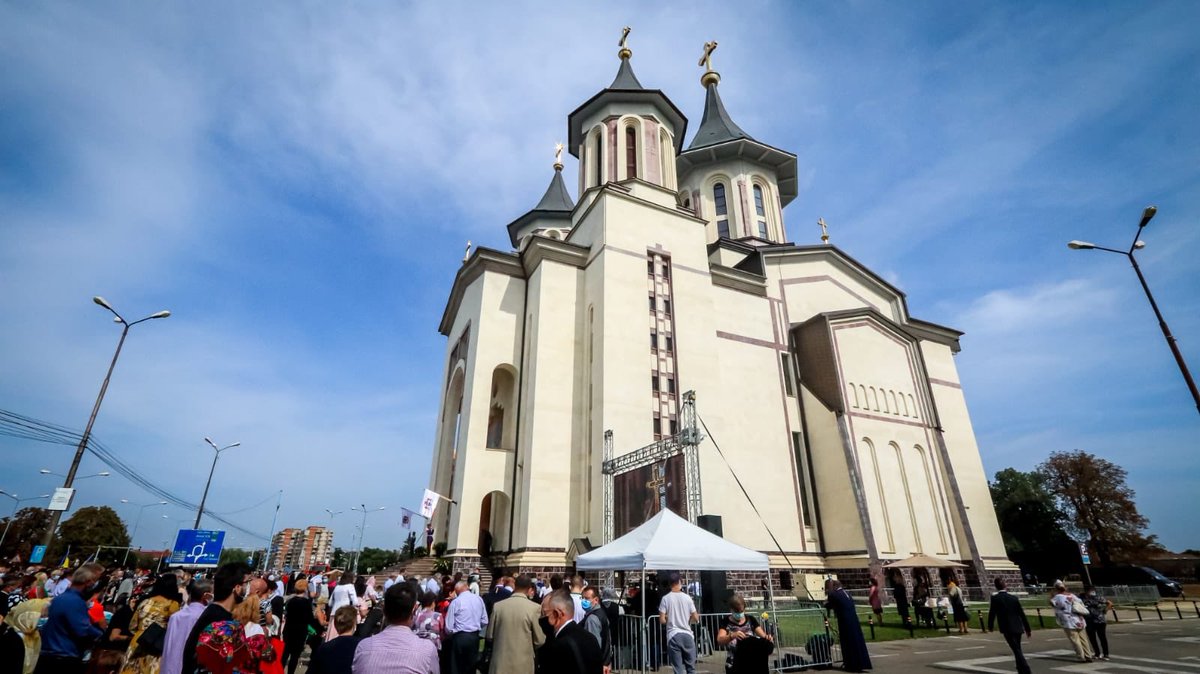 eormmsm's tweet photo. 20 septembrie 2020 Târnosirea Catedralei Episcopale „Învierea Domnului” din Oradea
#eormmsm #pfdaniel #pstimoteisatmareanul #târnosirebiserică #liturghie https://t.co/jBP90Oe6ze