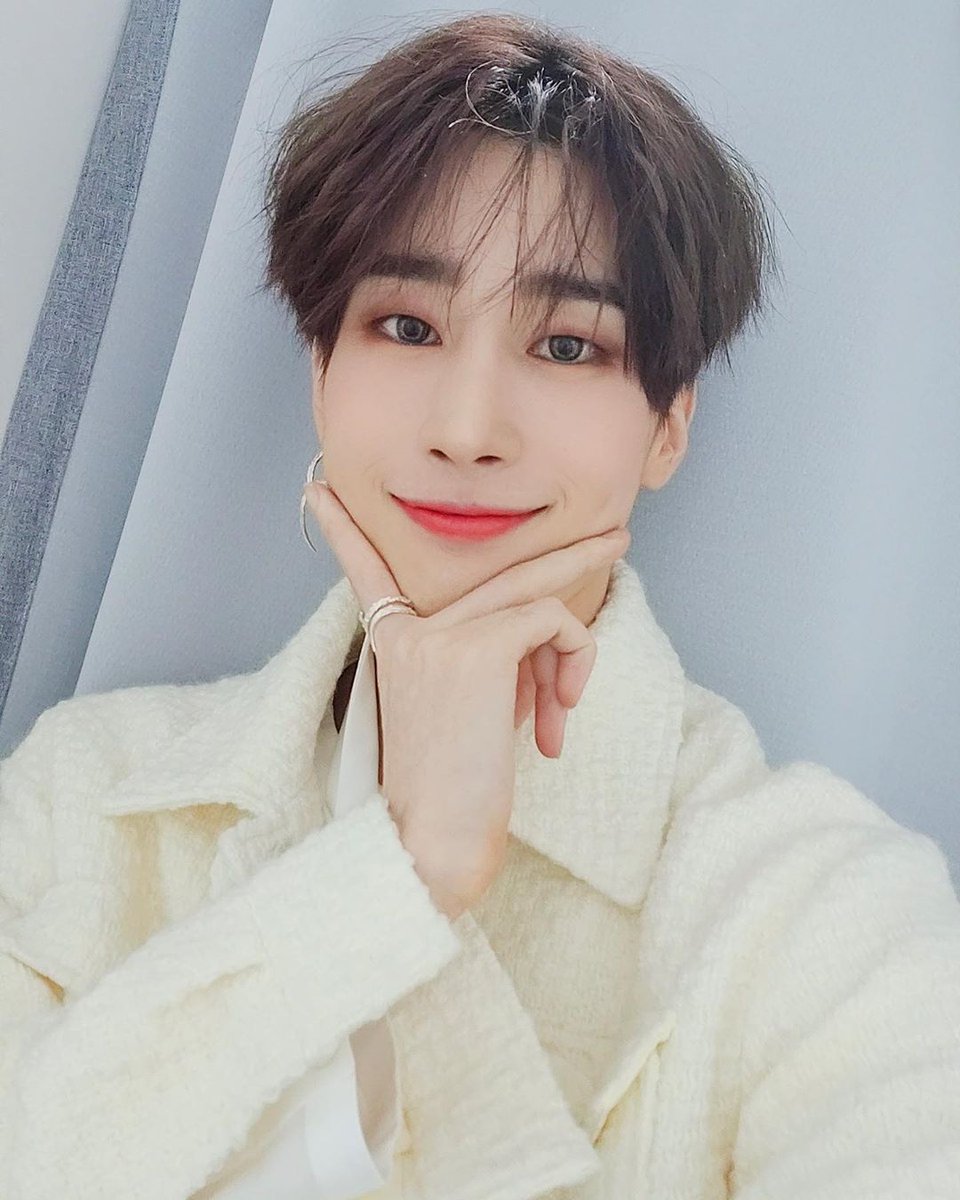 ProtectSeungWoo's tweet photo. 📸 | PIC » 20.09.20 • Atualização @VICTON1109:
 [#HANSEUNGWOO] HAN SEUNG WOO 1° ONTACT STAGE [#Wooyahan_World] Tailândia! Quem se juntou ao mundo de Wooya.
Obrigado Alice🥰
Snoo, se divertiu no primeiro Stage Ontact! 

+
#한승우 #HANSEUNGWOO #VICTON #승우 #ONTACT_STAGE https://t.co/sXV54v2G8Q