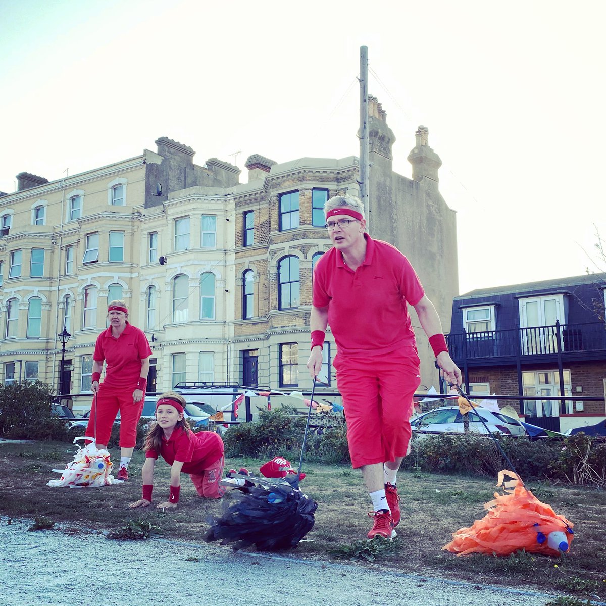 BallaratHouse's tweet photo. There was a free street performance from @loopingthanet at Dalby Square Gardens this afternoon. Fun for all the family!
.
.
.
.
#loopingtheloop #margate #dalbysquare #unexpectedperformanceservice #dalbysquare #cliftonville #lovemargate #margatetheatre #thingstodoinkent https://t.co/x1qIq3disY