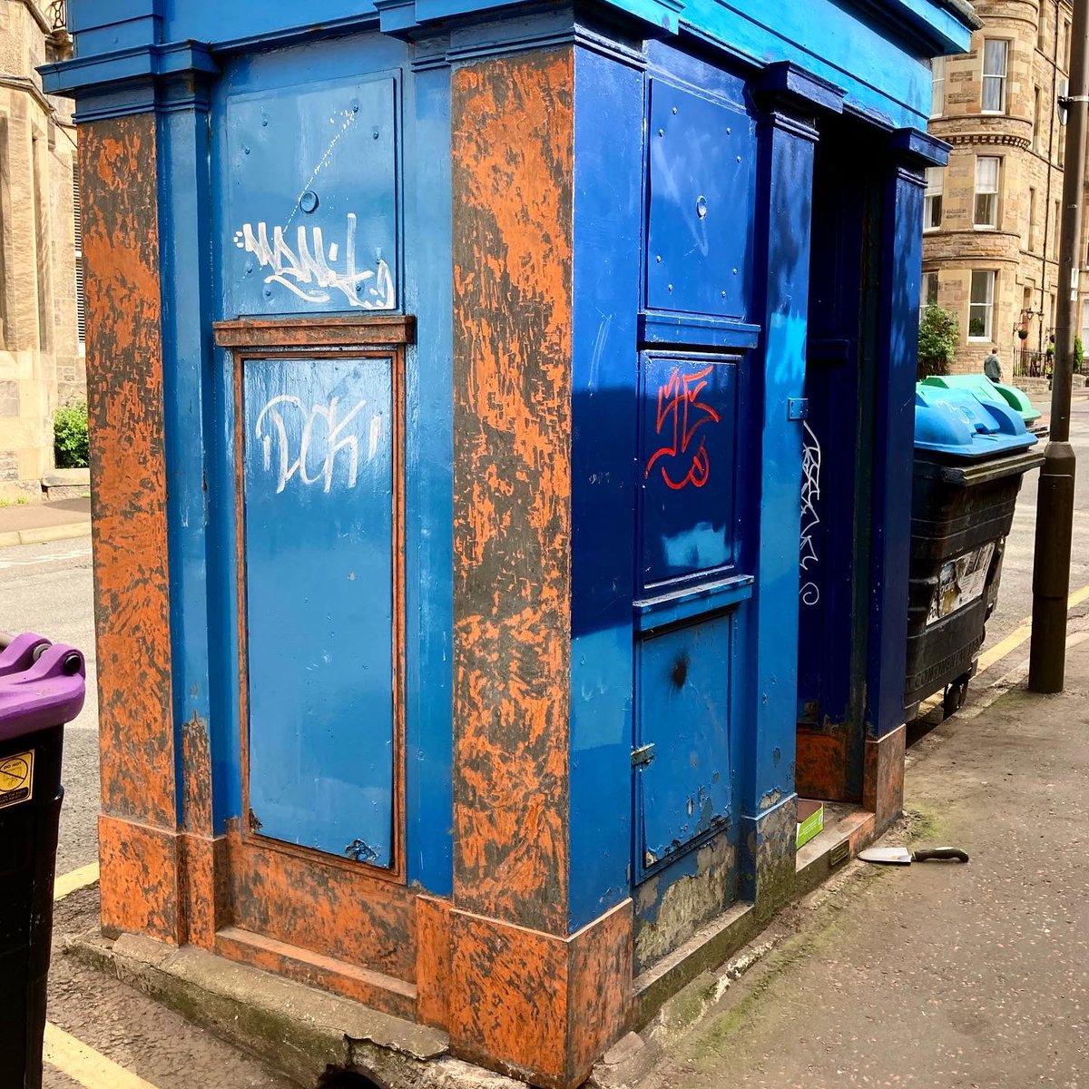 policeboxproj's tweet image. WEEK 1 PROGRESS 

Here’s the result of some short after work bursts - and a few hours this weekend - chiselling the many layers of paint from the box. (1/3)

#learningthroughdoing #policeboxproject