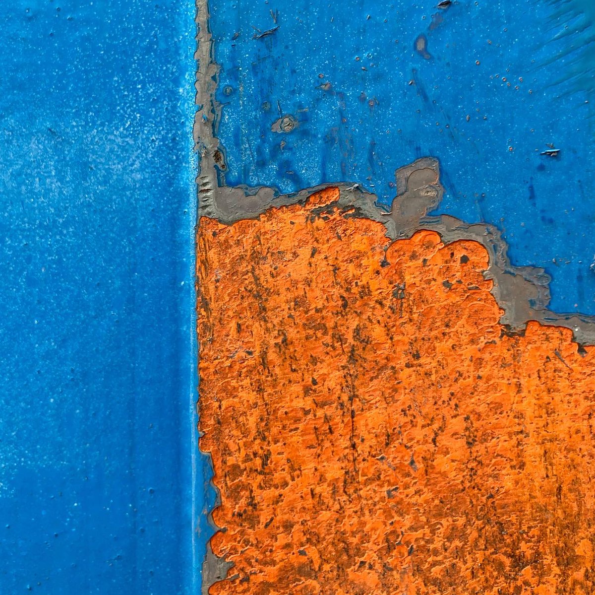 policeboxproj's tweet image. WEEK 1 PROGRESS 

Here’s the result of some short after work bursts - and a few hours this weekend - chiselling the many layers of paint from the box. (1/3)

#learningthroughdoing #policeboxproject