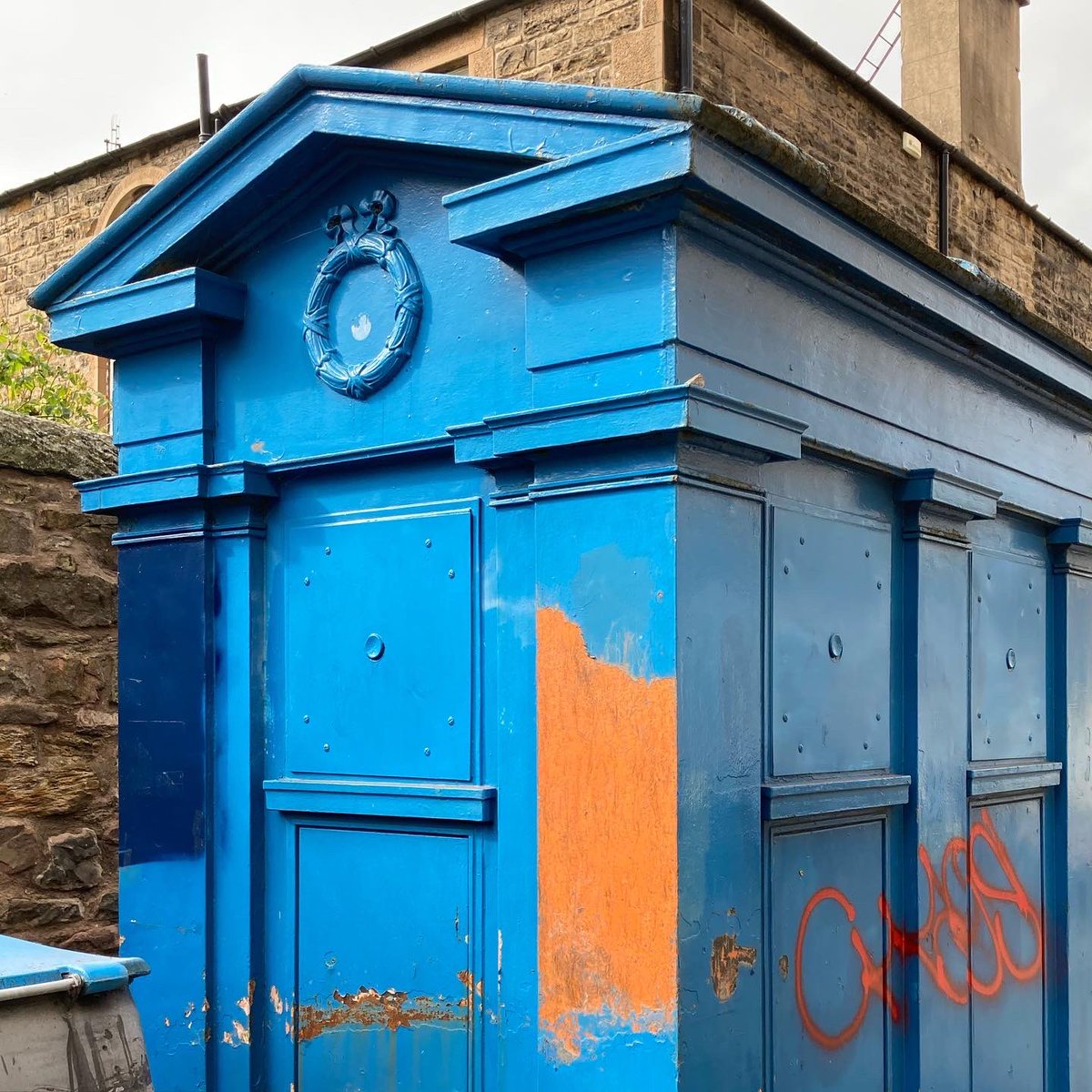 policeboxproj's tweet image. WEEK 1 PROGRESS 

Here’s the result of some short after work bursts - and a few hours this weekend - chiselling the many layers of paint from the box. (1/3)

#learningthroughdoing #policeboxproject