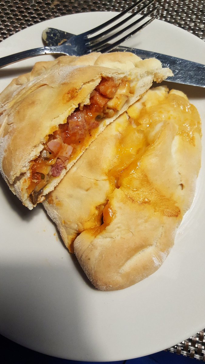 molatkafute's tweet photo. Op verzoek van mijn man #pizzacalzone gemaakt. From scratch uiteraard. Hij zit te smullen. Ik ga zo beginnen en hoop dat ik iig een stukje wegkrijg😉
Fijne avond allemaal 😘 https://t.co/McYoobMI4D