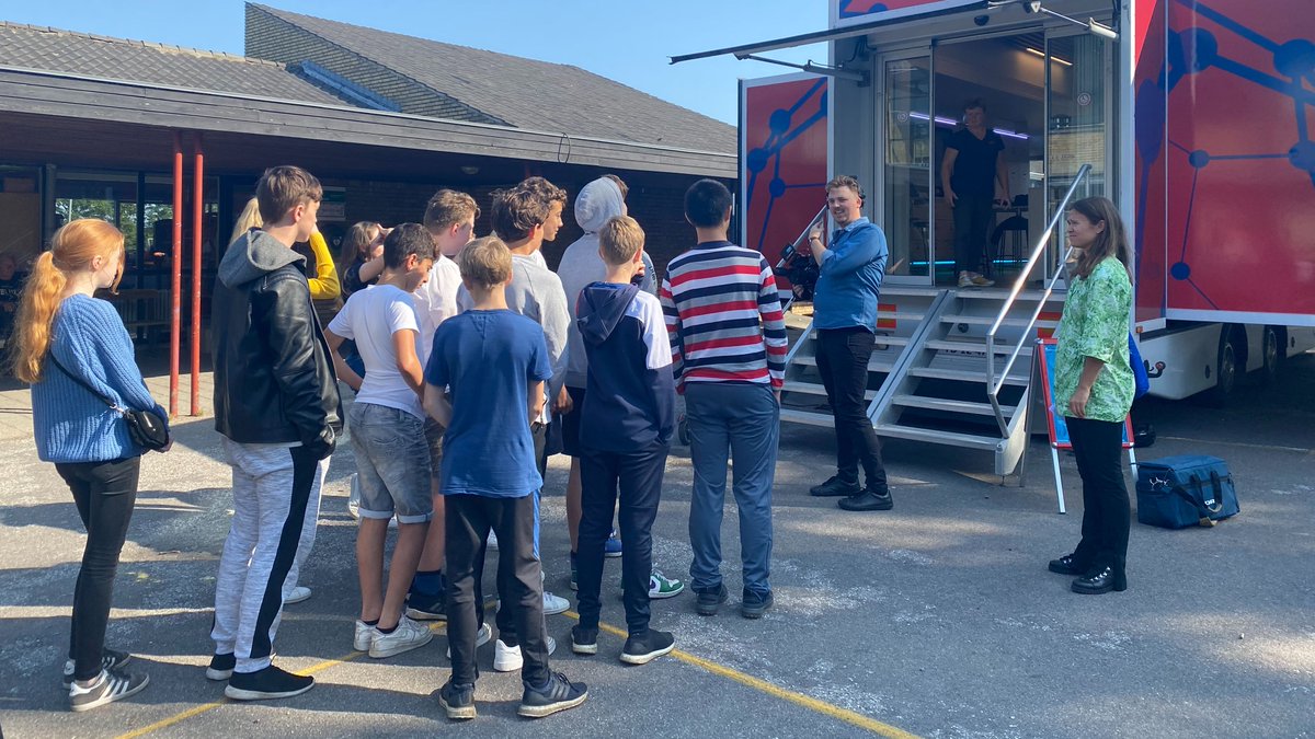 LIFEFonden's tweet photo. Vi kickstartede #Naturvidenskabsfestivalen i denne uge, og derfor var #UltraNyt forbi vores LIFE Mobil Lab for at høre elever og vores direktør Christine @Antorini123 om, hvorfor det er vigtigt at være nysgerrig på naturvidenskaben. Se NVF-programmet her:
https://t.co/jsYP10R5Mb https://t.co/tkf6yg8kJx