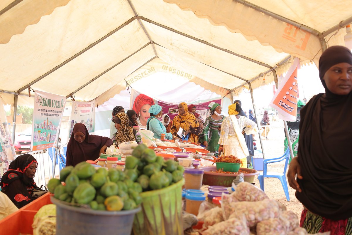 ellesfonc's tweet photo. 2ème édition du Marché #EllesFonc des groupements de femmes cultivatrices et transformatrices des 5 communes de #Niamey  
20 au 27 septembre 2020 de 10h à 20h 
CEG 25 de Niamey 
Venez nombreux acheter nos produits locaux frais et transformés ! 😁😁 https://t.co/71velX8B2r