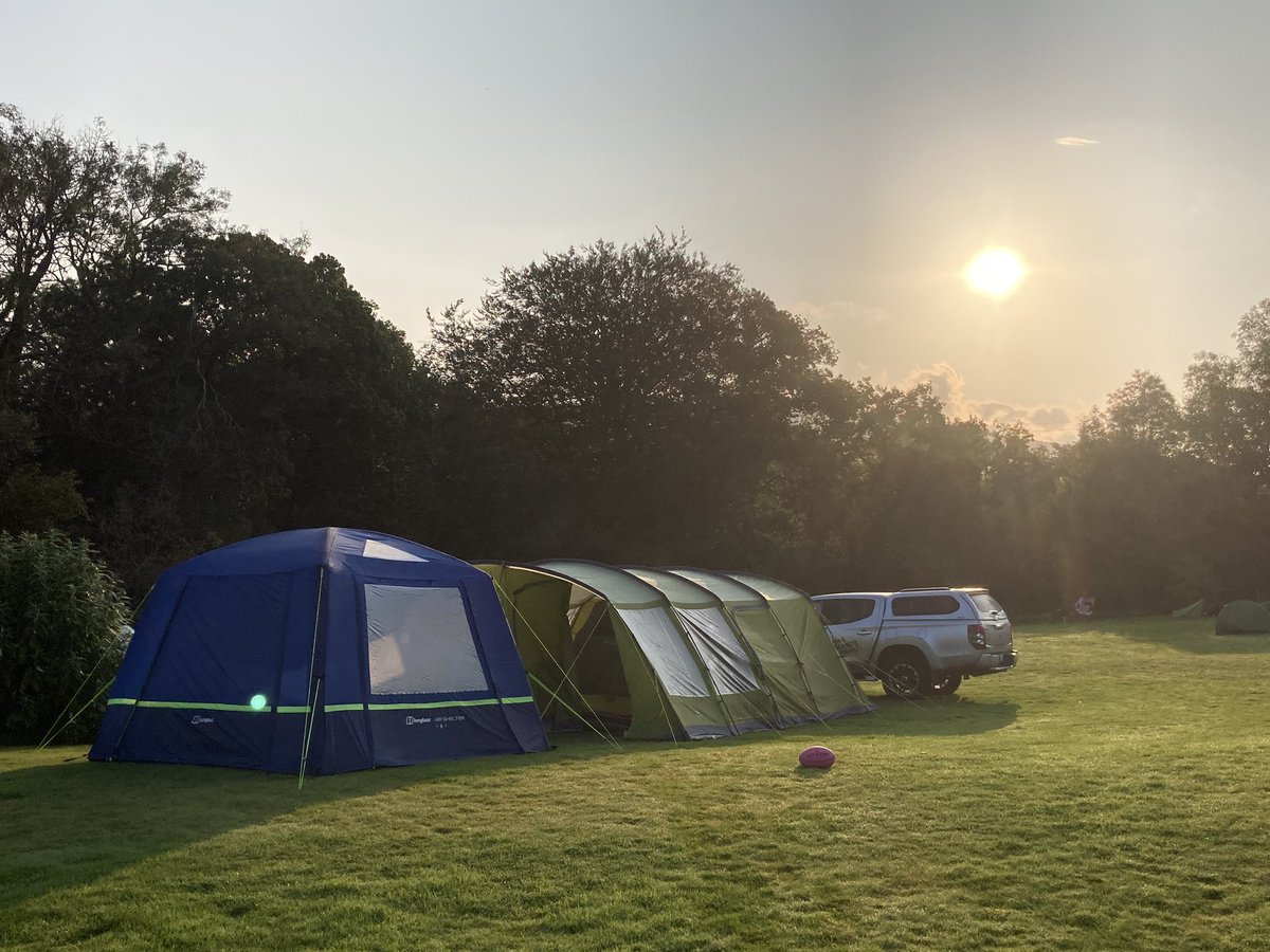 Milking the most out of what’s left of summer ⛺️ 🏴󠁧󠁢󠁷󠁬󠁳󠁿 🏔 🍻 #pencelli #breconbeacons #sunrise #lastofthesummer #camping