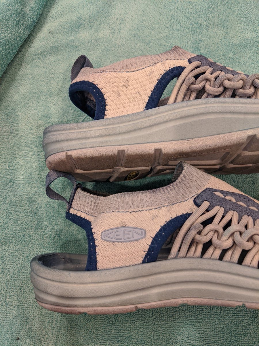 This splotchiness continued all over this fabric part of the shoe - in exactly the same pattern! There& #39;s no obvious difference in the fabric in these places, no seams, etc. I don& #39;t get it at all.(But look how beautifully blue the trim is!)