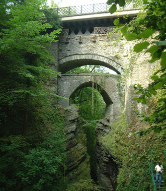 Wales_in_Japan's tweet image. ＃アベリストウィス　の東側緑の鬱蒼とした森深く「＃Devilsbridge　/悪魔の橋と美しい滝に出会います。伝説では11世紀頃美しい息をのむような自然を誇るウェールズの噂を聞いて初めてここを訪れた悪魔が、偶然出会ったウェールズのご婦人に約束して一晩で建てた立派な橋。
visitwales.com/en-us/attracti…