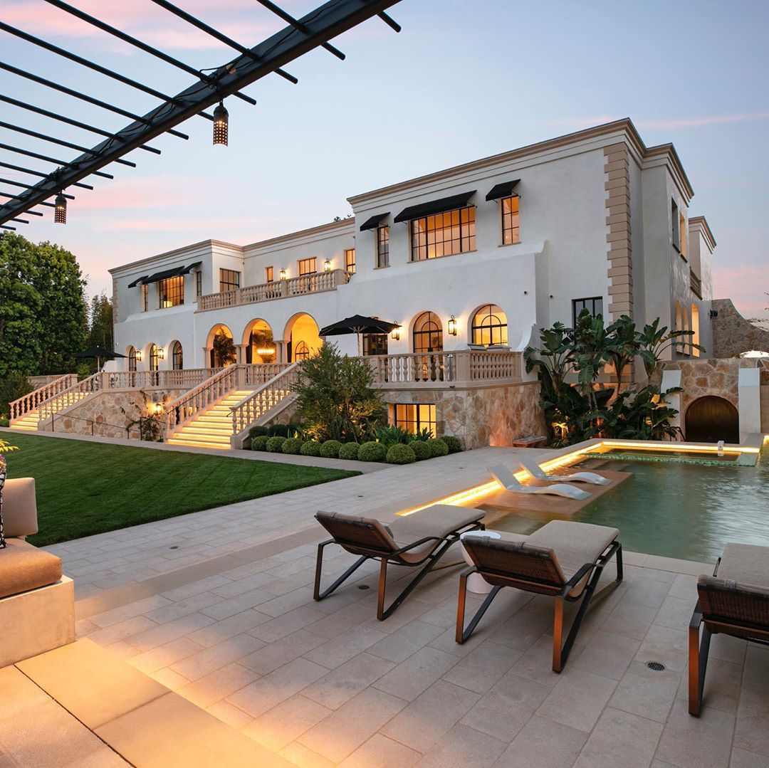 inbogeek's tweet photo. Fit for a Mogul. Over 31,000sqft of refined interiors designed by Stephen Stone. Inspired by the great Palladian Villas of Northern Italy, 330 is the ultimate showplace on famed South Mapleton Drive. Monumental in scale and perfect for massive art collection. https://t.co/To9HXCQVmT