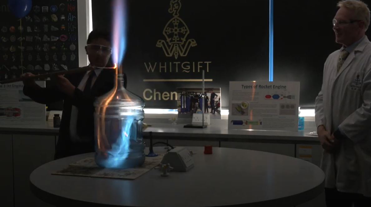 WhitgiftSchool1's tweet photo. #WhitgiftLIVE yesterday brought you our Head of Science, Mr Elliott, supported by two students, demonstrating a practical in one of our eighteen labs. See him in full action again at the next event: https://t.co/k3CdASaX8I https://t.co/0pE83zR319