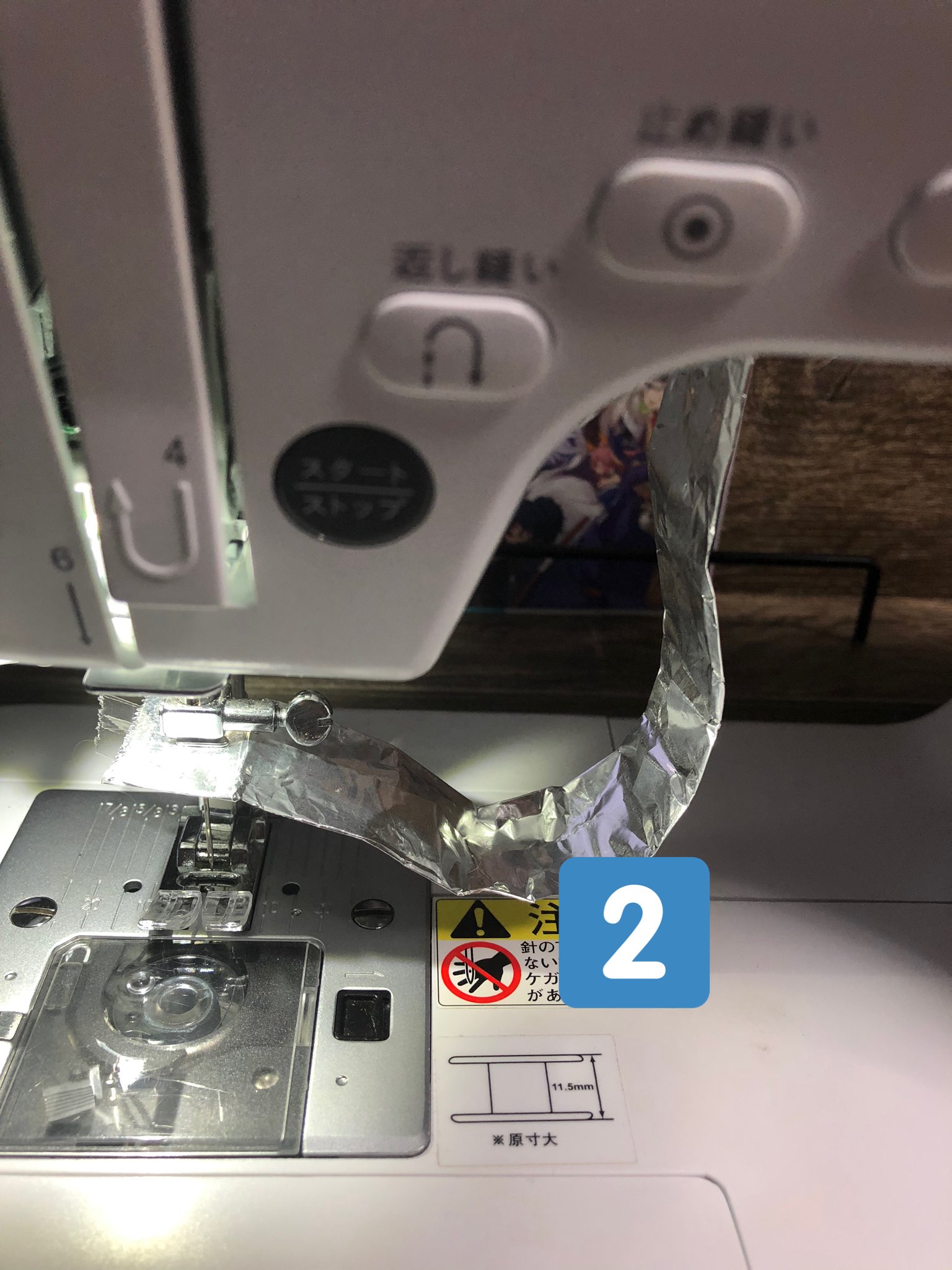 Mr 海老道 絵を描く ミシン連打装置の作り方 針から外れないようにテープを付けます タッチする場所をやや凹みにしましょう 消しゴムや塗り消しなど重りを乗せて固定するも良し スマホの画面にはフィルムを貼りましょう 無い場合はサランラップ