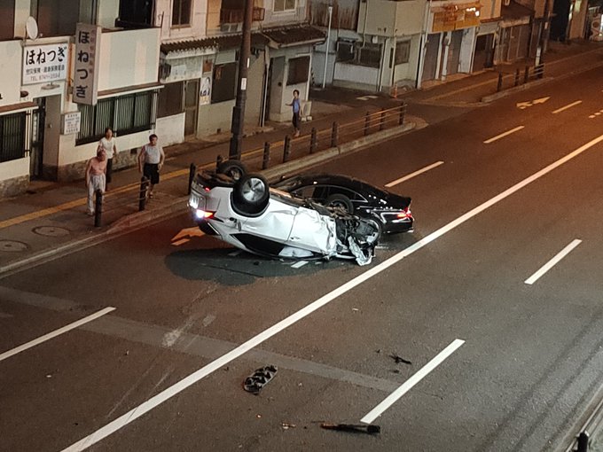 事件 寺田町 25号線付近でパトカーから逃走の車が事故を起こし横転 犯人逮捕 現地の画像 様子 まとめダネ
