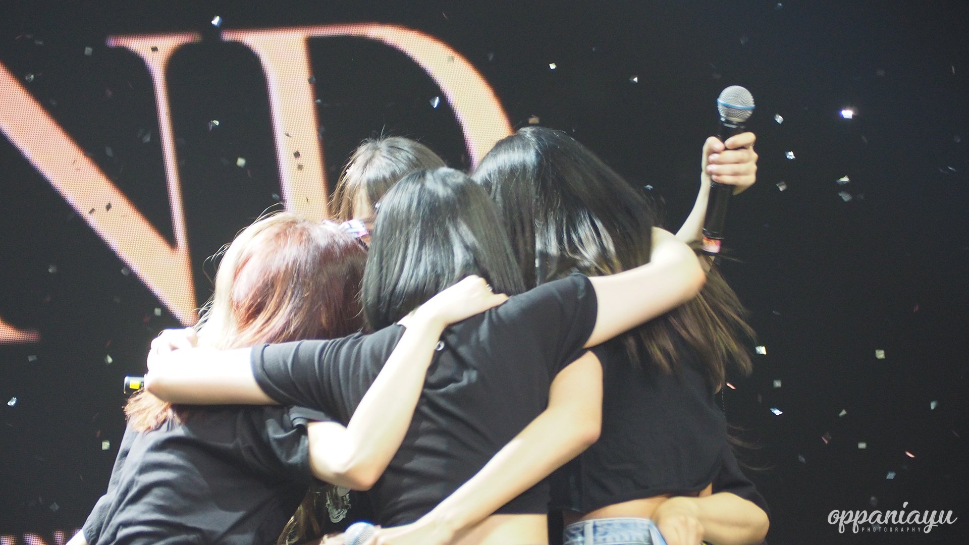 May. on X: "SinB's shoulder got dislocated in the middle of their concert  in PH. At the end, they felt emotional and did a group hug after  successfully wrapping up their solo