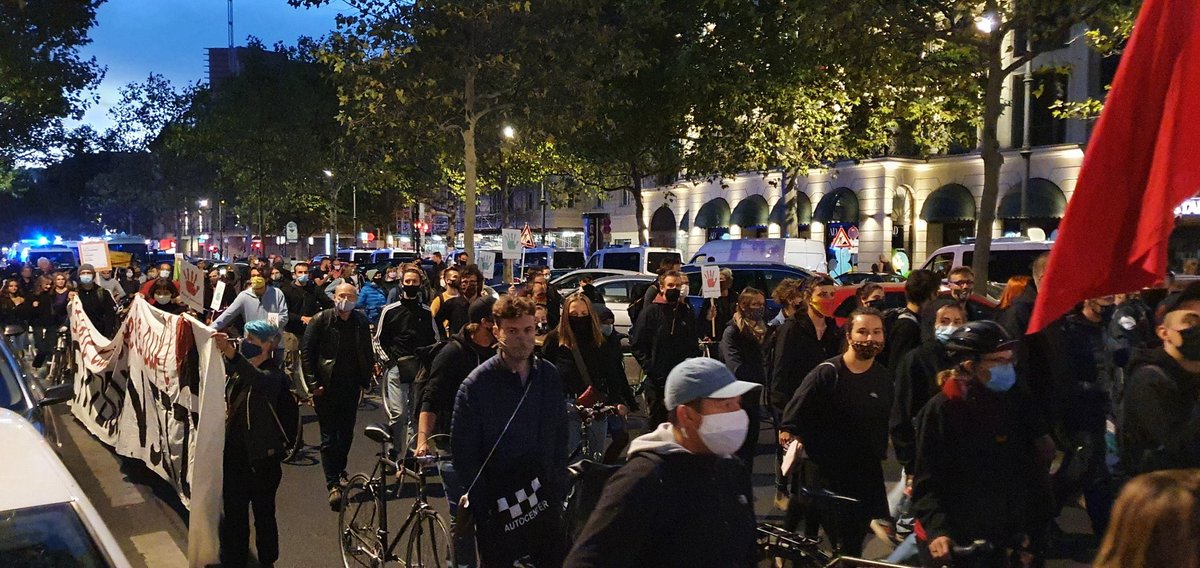 HDay2021's tweet photo. #WerHatDerGibt #b1909 
#DieReichenSollenFürDieKriseZahlen #UmFairTeilen
#DieReichenMüssenFürDieKriseZahlen #Umverteilen #MietenWahnsinn #Berlin 
#KudammsBurning #KrankerKommerz #HaiSociety #5Häuser #ChorDerVerdrängten
#EselsAlptraum #Jogida
1.000 Menschen Kraftvolle Demonstration https://t.co/o9FDOhaGu2