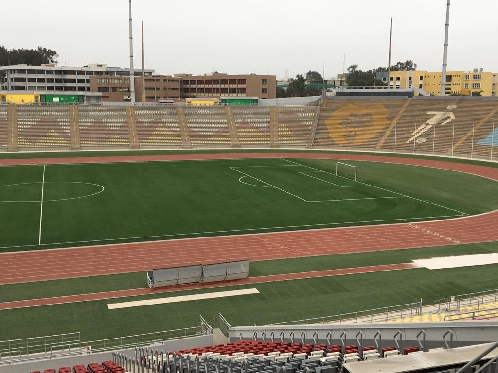 Menbel_Sports's tweet photo. Campo de fútbol del estadio de San Marcos. Antes y después del mantenimiento y acabado de acuerdo a estándar FIFA/Conmebol. 
pruebas de Rebote y rodamiento del balón.Quedó a punto. https://t.co/om5Cwsvp19