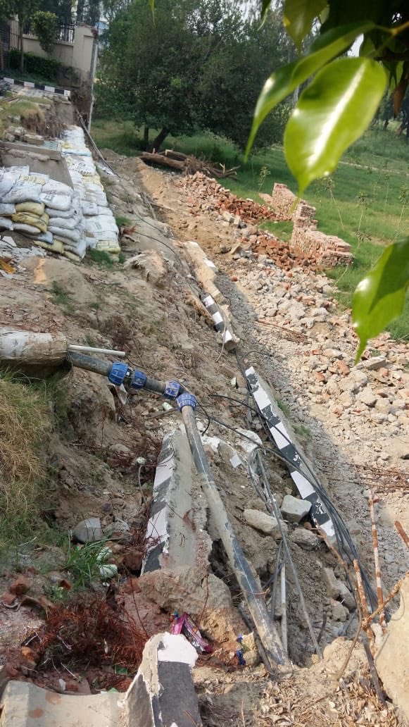 mohitkhullar79's tweet photo. Exotica Fresco Sector137 Noida residents suffering from@boundary wall collapse &amp; the developer @ExoticaHousing paying no heed. Risk of live &amp;property for 800 families. Please intervene @rituias2003 @dmgbnagar @noidapolice @myogiadityanath @noida_authority  #helpfrescoresidents https://t.co/rQ0Wg0PnlA