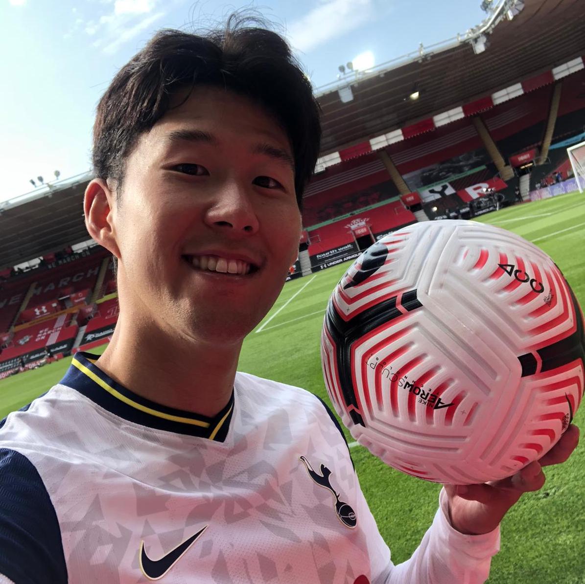 SpursOfficial's tweet photo. ⚽ A matchball to remember.

#THFC ⚪️ #COYS https://t.co/gYIZNSPwu8