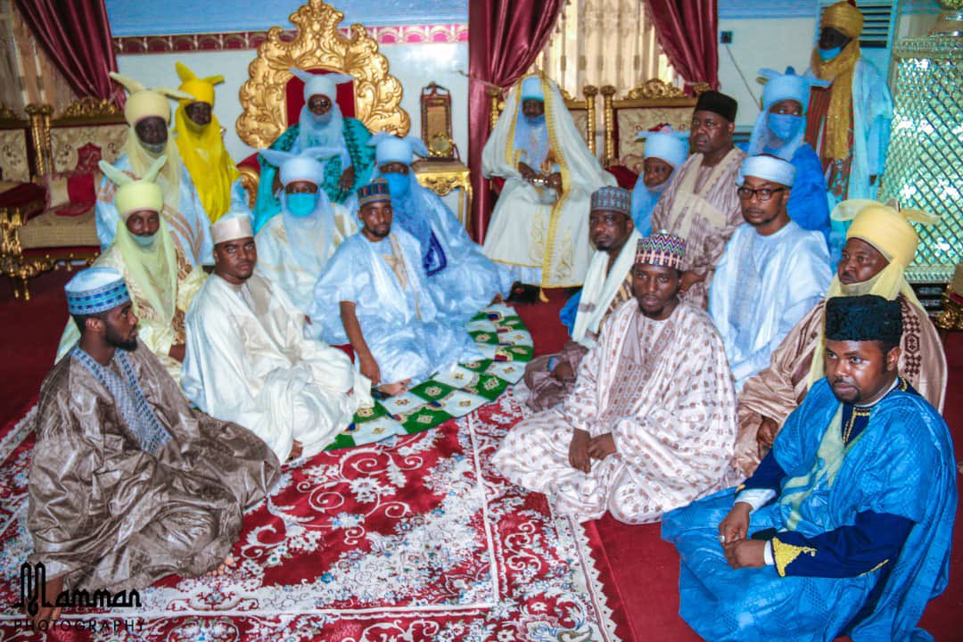 Innalillahi wa inna ilaihirrajiun 
Innalillahi wa inna ilaihirrajiun 

Allah yayiwa mai martaba sarkin Zazzau Alh. Dr. Shehu Idris rasuwa a safiyar yau Lahadi 20/9/2020. Sarki uba ga sarkin Kano,uba ga Kanawa uba ga Nigeria. Hakika anyi rashi. 

Allah yasa kana aljanna. Amin