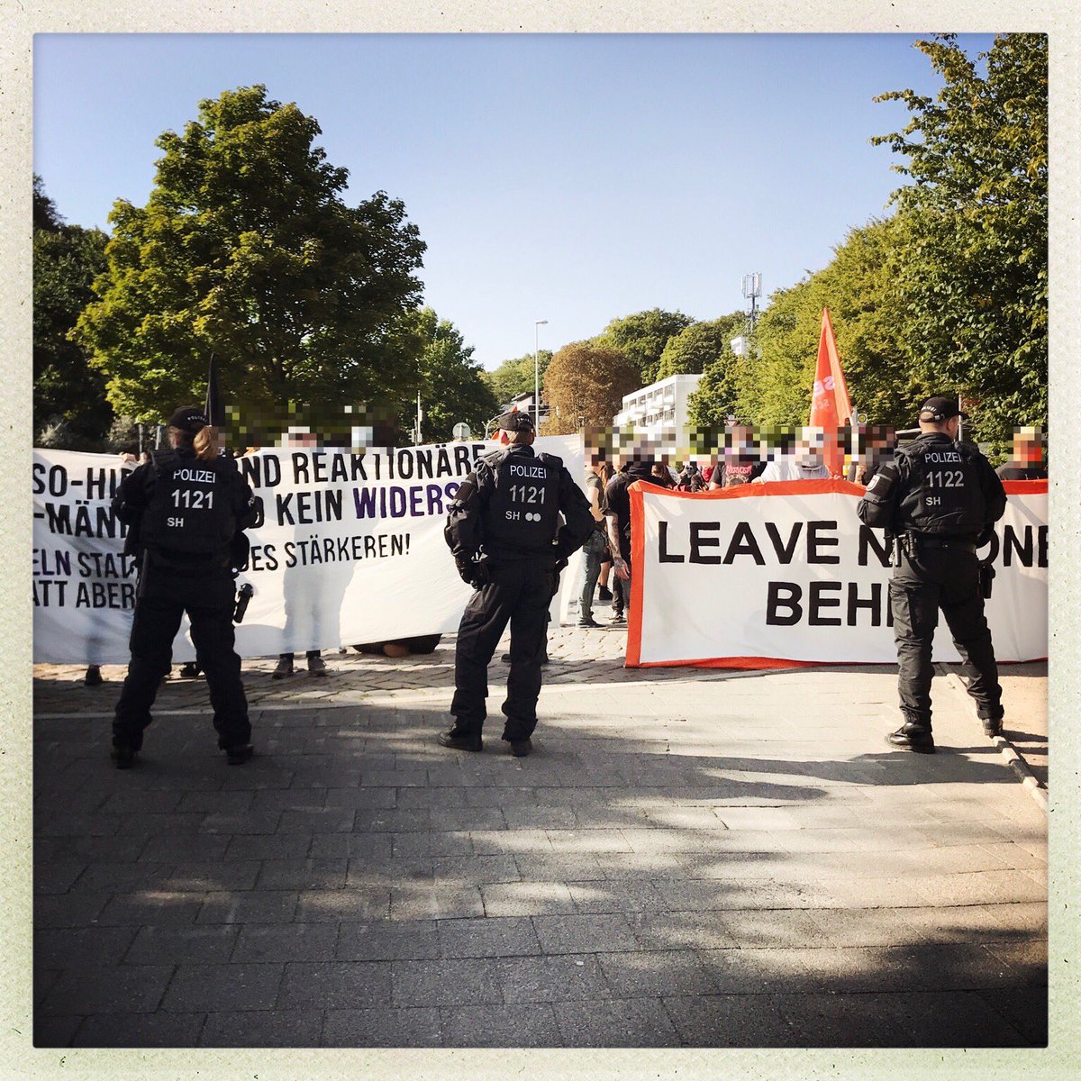 il_kiel's tweet photo. Jetzt Zwischenkundgebung in unmittelbar Nähe zu der Kundgebung von Querdenken. Wir sind deutlich mehr und wir sind solidarisch! #LeaveNoOneBehind #NoNazisSH #Antifa #Ki2009 https://t.co/7V2J3zIhwc