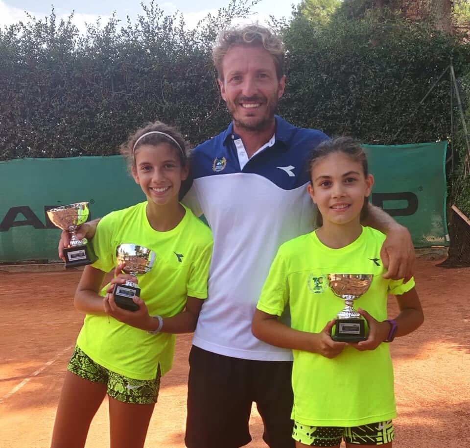 Una grande gioia per il Tc2 che oggi si é aggiudicato il campionato under 12 femminile di Macroarea del Sud. Decisivo il doppio vinto da Fiorillo e Cocco 63 64 (nella foto col maestro Palpacelli). Avanti così! <a href="/federtennis/">FITP</a> #tennis #tc2 #palermo